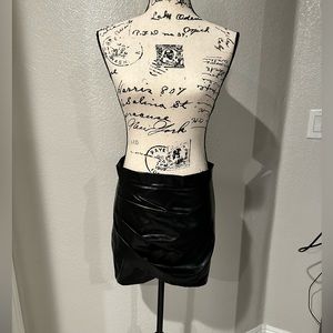 Pleaded, pleather mini skirt. (M)